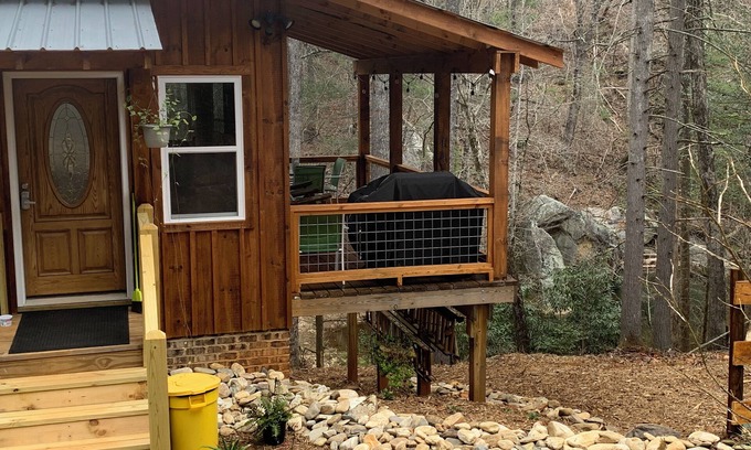 Morganton Cabin | 3-bedroom 2 & half baths cabin sleeps 8. Fast WiFi, directly on the Henry River.