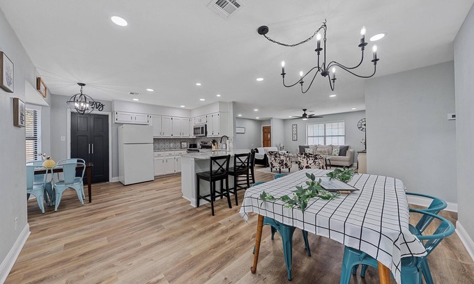 Woodway House | 3 Bedroom/3 Bathroom Home in Waco - Hammock, Firepit, Spacious Layout