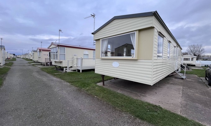 Rhyl Ski Chalet | 3 Bedroom, 8 Berth, cosy static family caravan