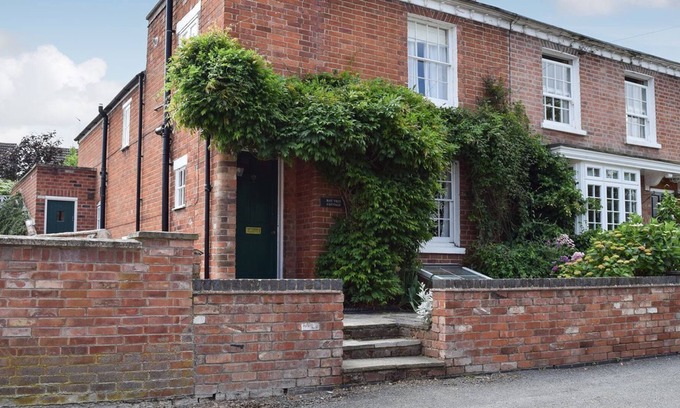 Stratford-upon-Avon Cottage | 3 bedroom accommodation in Alveston, Stratford-upon-Avon