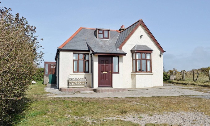Garn Fadryn Cottage | 3 bedroom accommodation in Porth Colmon, near Pwllheli