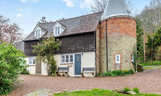 Hay-on-Wye Cabin | 3 bedroom accommodation in Ridgeway Cross, near Malvern