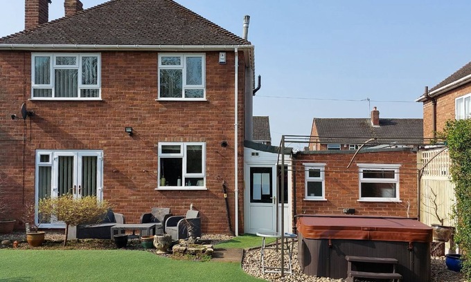 Wall Heath Cottage | 3 bedroom accommodation in Wall Heath, near Kingswinford