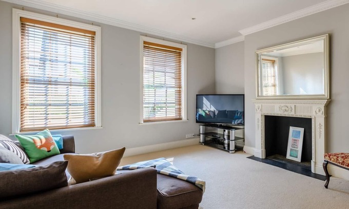 Kennington Cottage | 3 bedroom accommodation in Kennington, London