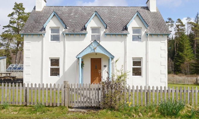 Lairg Cottage | 3 bedroom accommodation in Rosehall, near Lairg