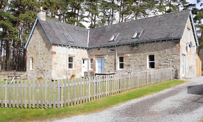 Lairg Cottage | 3 bedroom accommodation in Rosehall, near Lairg