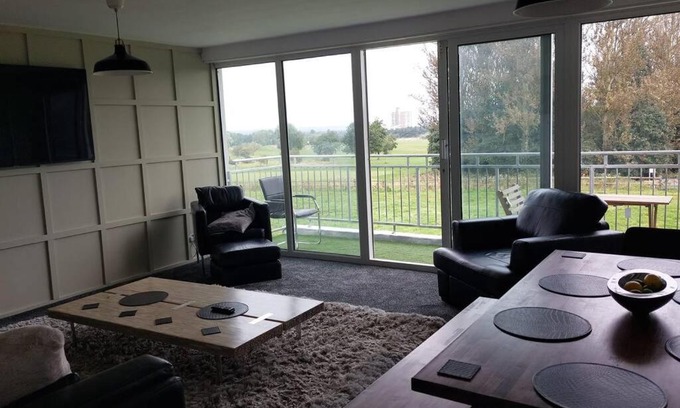 Newcastle-upon-Tyne Apartment | 3 Bedroom Apartment with Golf Course View