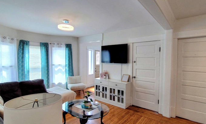 Buffalo Apartment | 3-bedroom apartment Buffalo/Niagara FallsnFree Parking