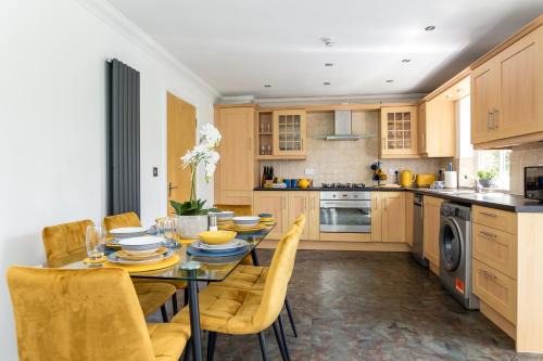 Milton Keynes Apartment | 3 Bedroom Apartment, Free Parking & Fast WiFi, 65 Inch Smart TV