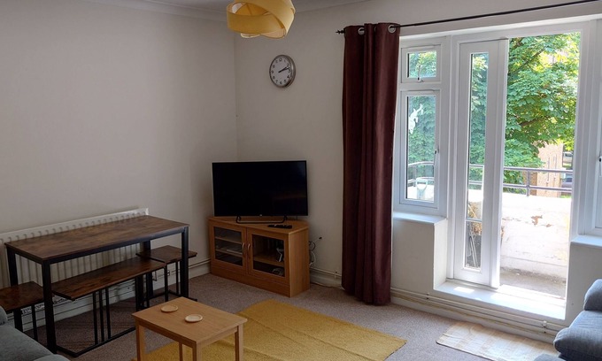 Forest Hill Apartment | 3 bedroom apartment, in SE London 500m from station