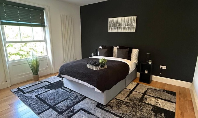Grimsby Apartment | 3-bedroom apartment with WiFi and parking