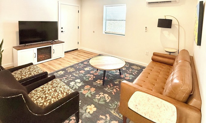 South Tacoma Apartment | 3-bedroom Apt in central location/Tacoma with AC, WiF. Above cute restaurant.