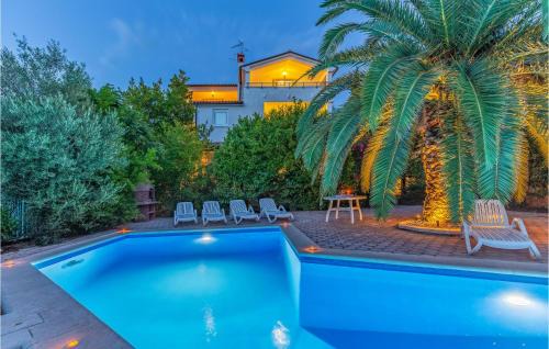 Pjescana Uvala Apartment | 3 Bedroom Awesome Apartment In Pula