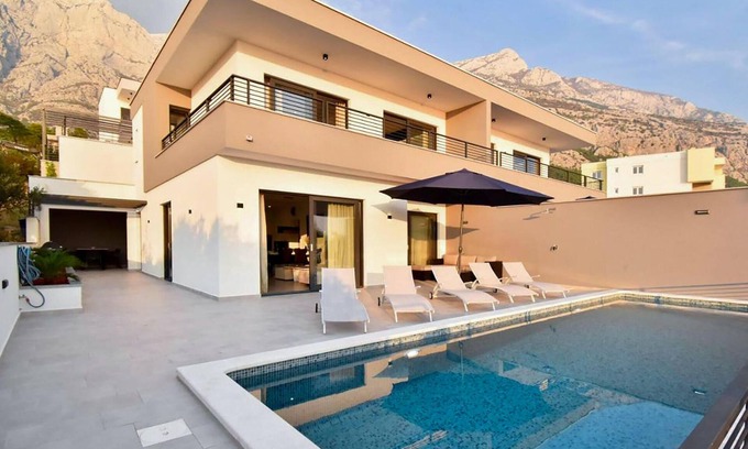 Veliko Brdo House | 3 bedroom awesome home in Makarska