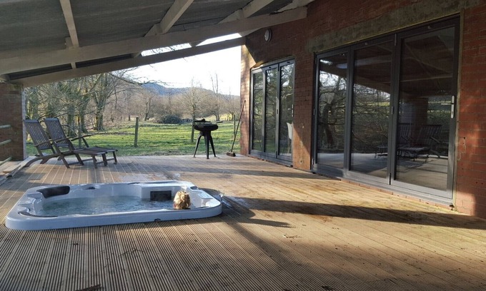 Llanwrtyd Wells House | 3 Bedroom Barn - sleeps 8 (Hot Tub)