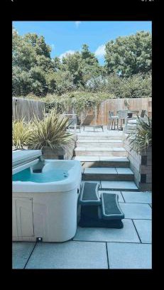 Portsmouth House | 3 Bedroom Beautiful Home with Garden, AC, Hot Tub