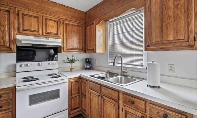 Greensboro House | 3-bedroom building in delightful Greensboro with AC, WiFi. Enjoy your stay