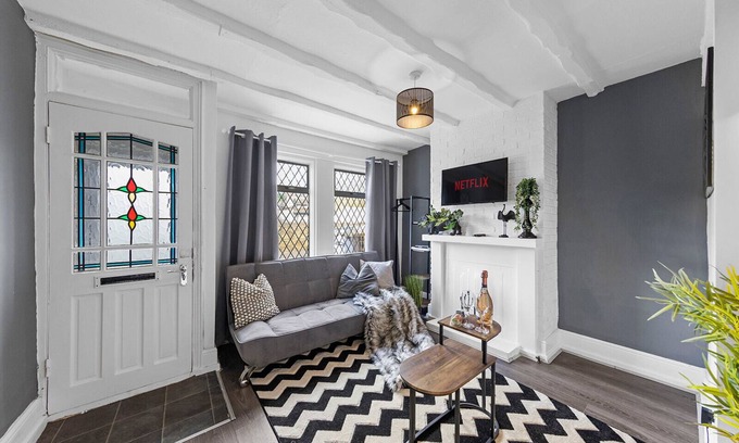 Chatham House | 3-Bedroom Building In charming Alexandra Rd