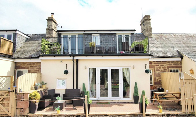 Norham House | 3-Bedroom Cottage in Norham Berwick-upon-Tweed -Log Fire - Dog Friendly
