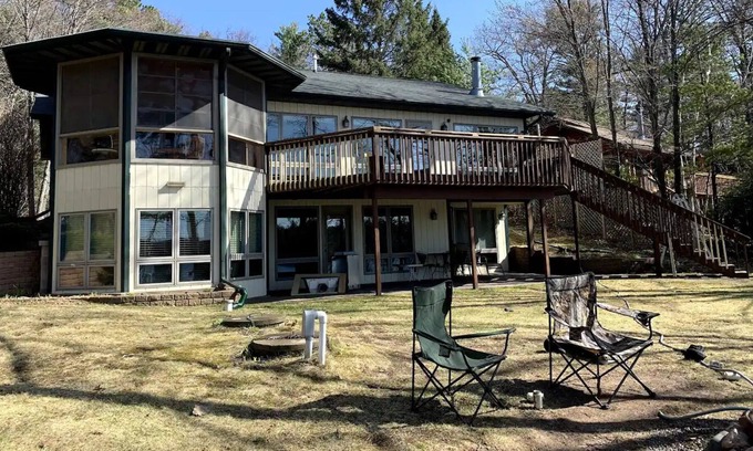 New Post House | 3-bedroom Cabin on Crystal Clear Blueberry Lake