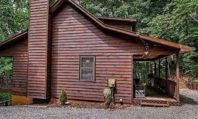 Young Harris Cabin | 3-bedroom cabin on mountain in serene Young Harris GA with hot tub.
