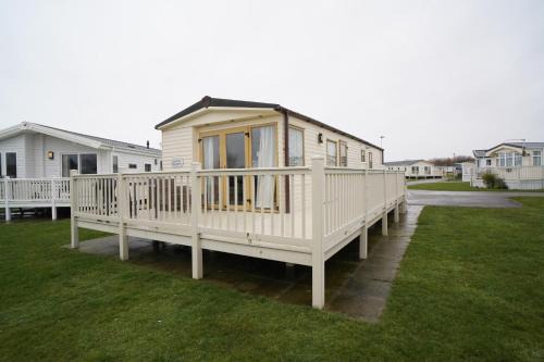 Hunstanton Ski Chalet | 3 bedroom Caravan at Manor Park Hunstanton