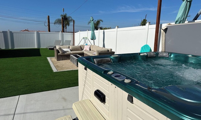 Allied Gardens House | 3 bedroom Central Escape - Hot Tub, Fire Pit & newly renovated sunny back yard