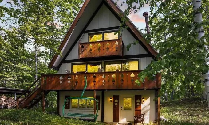 Harbor Springs Cabin | 3-bedroom chalet plus XL loft & hot tub,next to NubsNob, sleeps 10