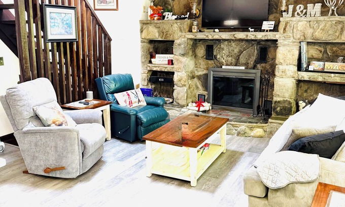 West Townshend Ski Chalet | 3+ -bedroom chalet with loft just 10 minutes from Magic, 15 minutes to Stratton