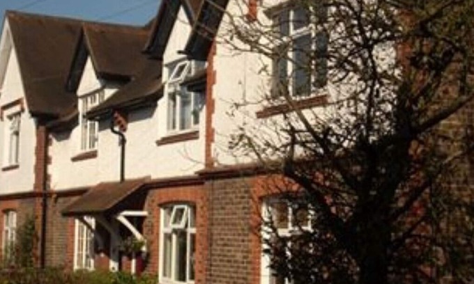 Leatherhead Cottage | 3 Bedroom cosy cottage.