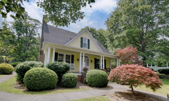 Valley Springs House | 3 Bedroom Cottage in the Heart of Hot Springs
