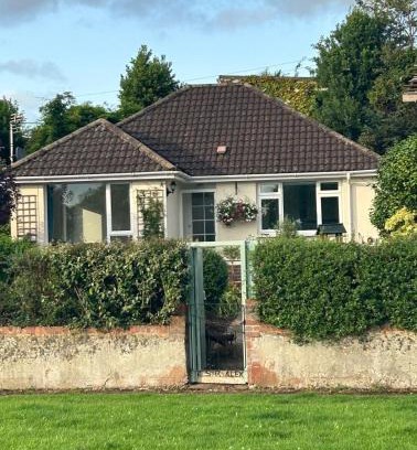 Topsham House | 3 bedroom cottage in the heart of Topsham with river views and parking