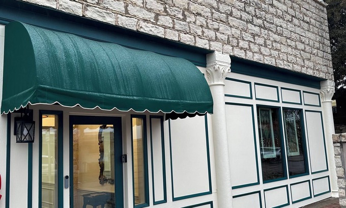 Granbury Apartment | 3-bedroom designer decor, steps to the Historic Granbury Square. Kitchen Living