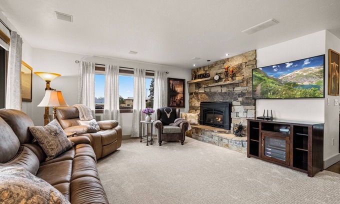 Somers House | 3 bedroom Exec Home at Best Western, Free Hot Breakfast, Pool near Flathead Lake