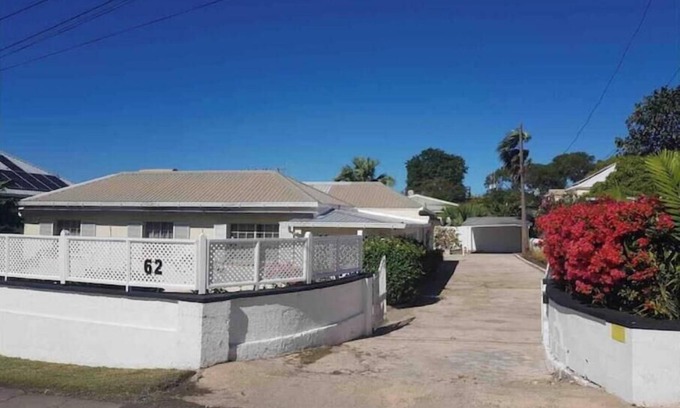 Marine Gardens House | 3 Bedroom Family Cottage 5 mins walk to beach and all amenities