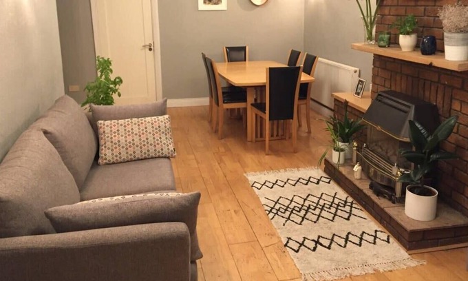 Haroldʼs Cross House | 3 Bedroom Family Home in Residential Area Near Centre