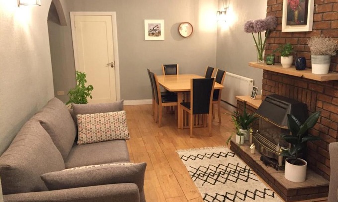 Haroldʼs Cross House | 3 Bedroom Family Home in Residential Area Near Centre