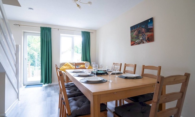 Chalford House | 3 Bedroom family home | Parking | Garden| Pass the Keys