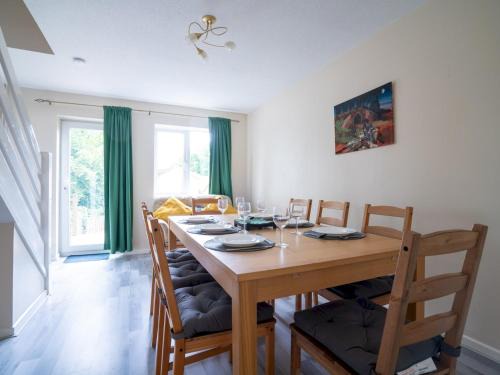Chalford House | 3 Bedroom family home Parking Garden Pass the Keys