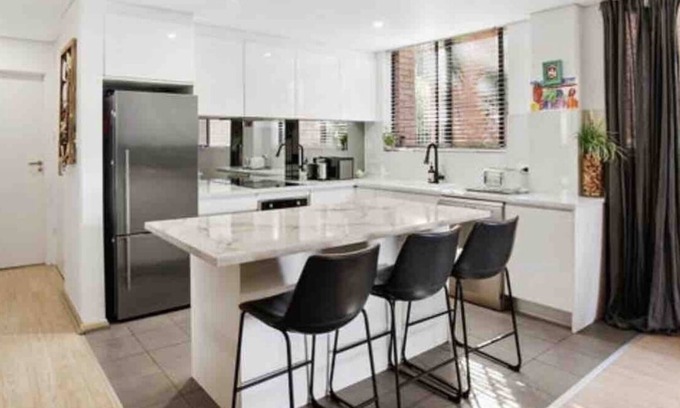 Elizabeth Bay Apartment | 3 Bedroom Garden Apartment in Elizabeth Bay with Parking!