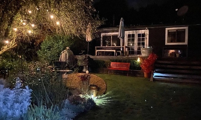 Trentham House | 3 bedroom Garden Cottage surrounded by delightful garden - Pets welcome