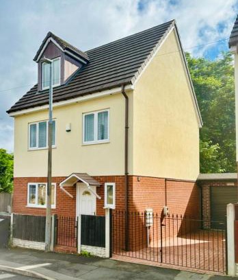 Dudley Apartment | 3 Bedroom Guest House in Dudley