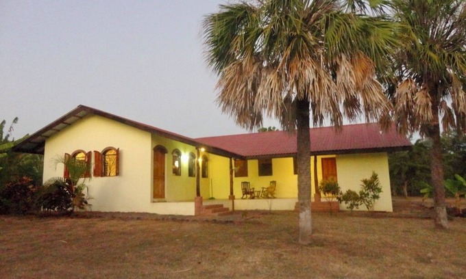 Aserradores House | 3-bedroom house in Cool El Manzano Número 1 with WiFi 100 steps to the Pacific.