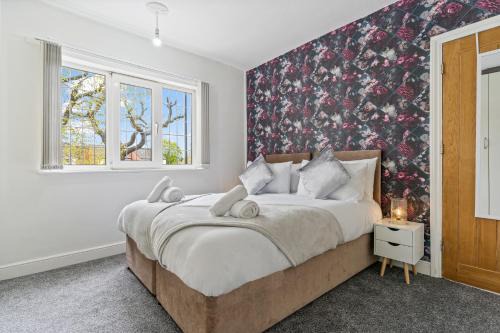 Hall Green House | 3 Bedroom Home 4-6 Beds Nr Solihull, Edgbaston, Digbeth, HS2 sites, NEC, M42 & Lots more- Central Birmingham-Driveway Fits 2 Vans