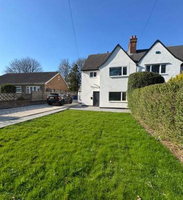 Chesterfield Apartment | 3 bedroom Home in chesterfield with front and back gardens