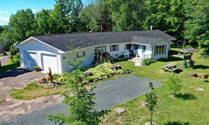 Bayfield House | 3 bedroom home sleeps 6, 2 baths, Lake Views, Spacious Grounds, Walk Downtown