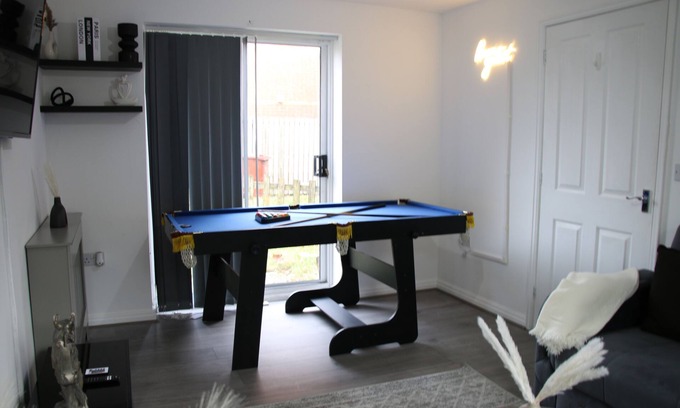 Cheetham Hill House | 3 Bedroom House Close to City Centre/Free Parking