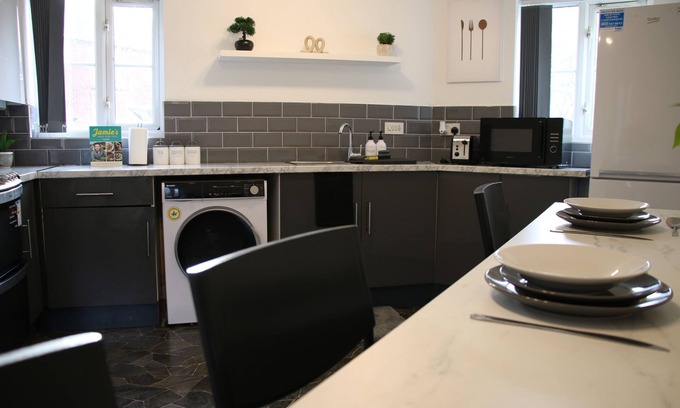 Cheetham Hill House | 3 Bedroom House Close to City Centre/Free Parking