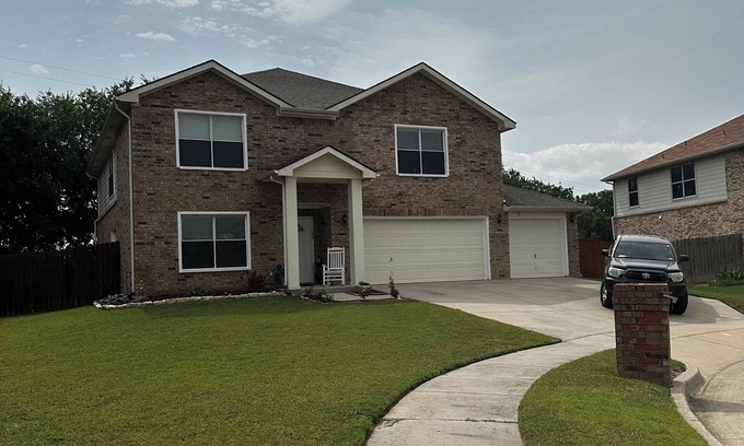 Saginaw House | 3-bedroom house in awesome Saginaw with WiFi, AC, fitness room
