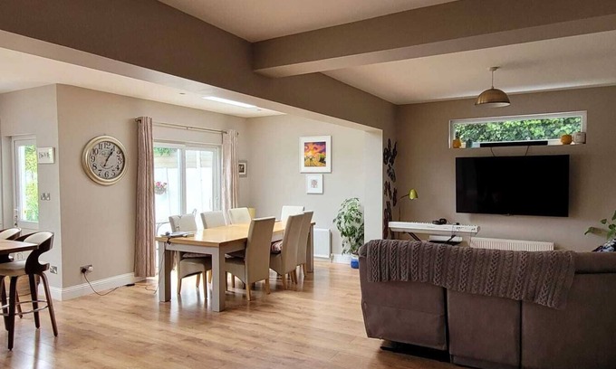 Blanchardstown House | 3-bedroom house in Castleknock close to shops, restaurants and transport